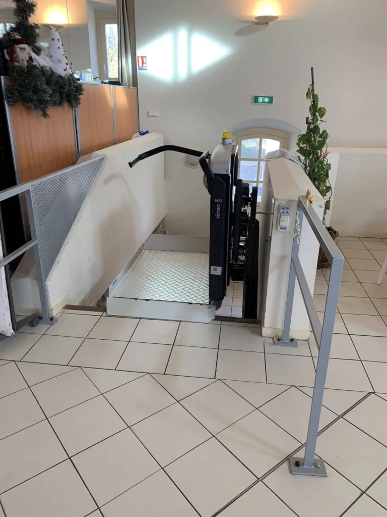 Déploiement du volet frontal mais protections actives des autres faces de cette plateforme oblique VIMEC V65 dans un escalier courbe au sein d'un ERP près d'Aix en Provence