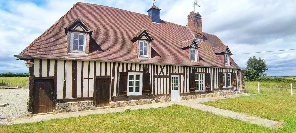 A VENDRE - Ancien prieuré de caractère à 11 km de Bernay sur un terrain de 1700m²