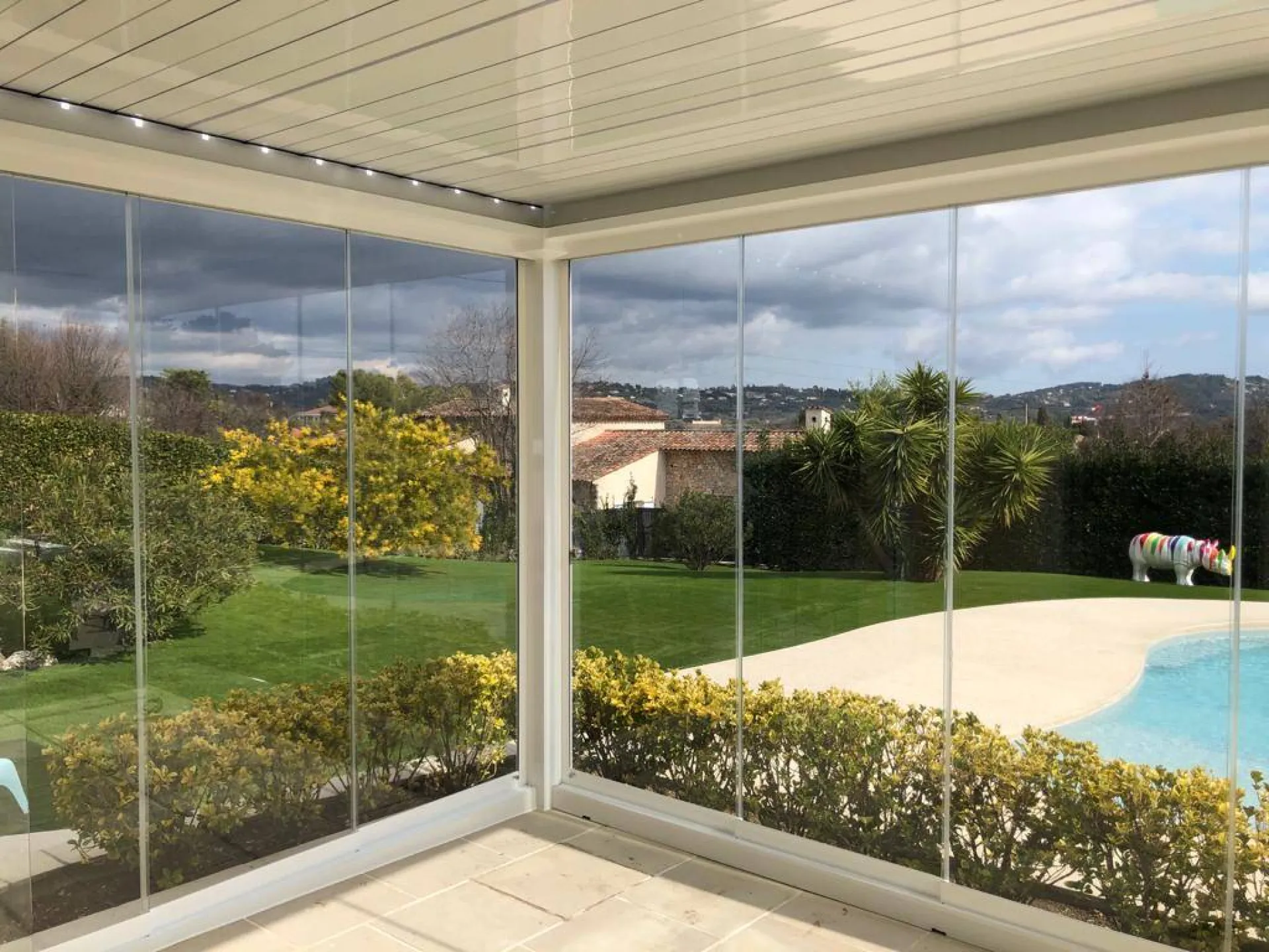 Entreprise pour pose de pergola fermée avec des rideaux de verre a mougins 06