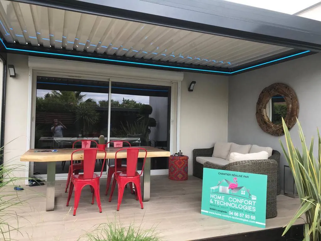 Pergola adossée à la façade à Langlade proche de Nîmes dans le Gard 
