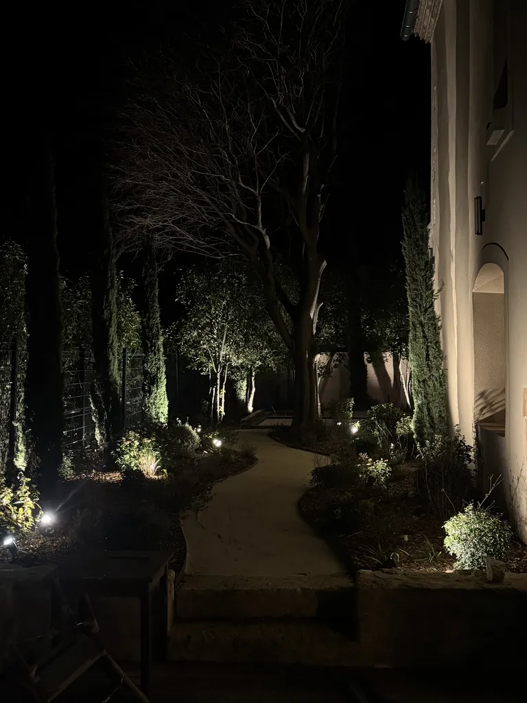 En juillet, prolongez vos soirées dans le jardin avec un éclairage extérieur sur mesure