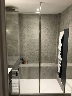 paroi avec verre transparent et profilé inox brossé