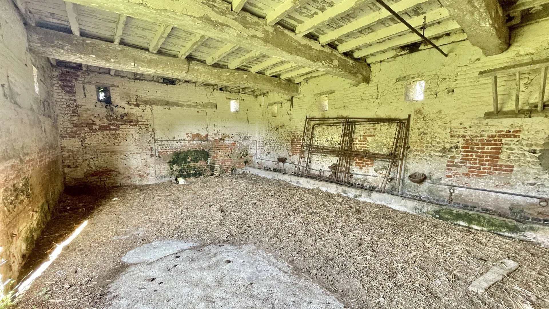 À 20 min de Dieppe : Grange avec cachet ancien à vendre : Idéal pour créer une résidence principale ou secondaire pleine de charme.