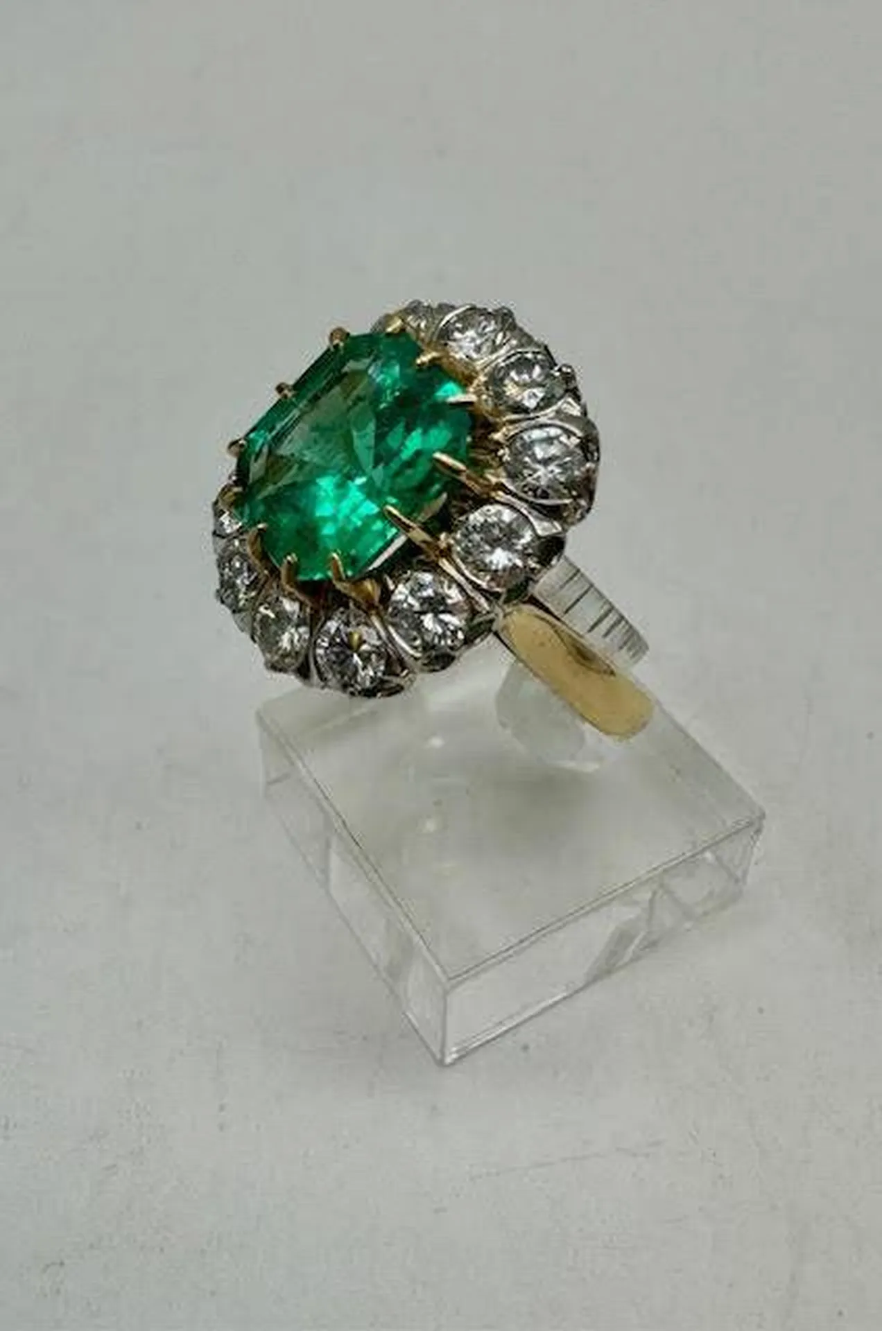 Entre Luxe et Légende : Découvrez la Bague Pompadour à l'Émeraude Colombienne chez Or Ligne 