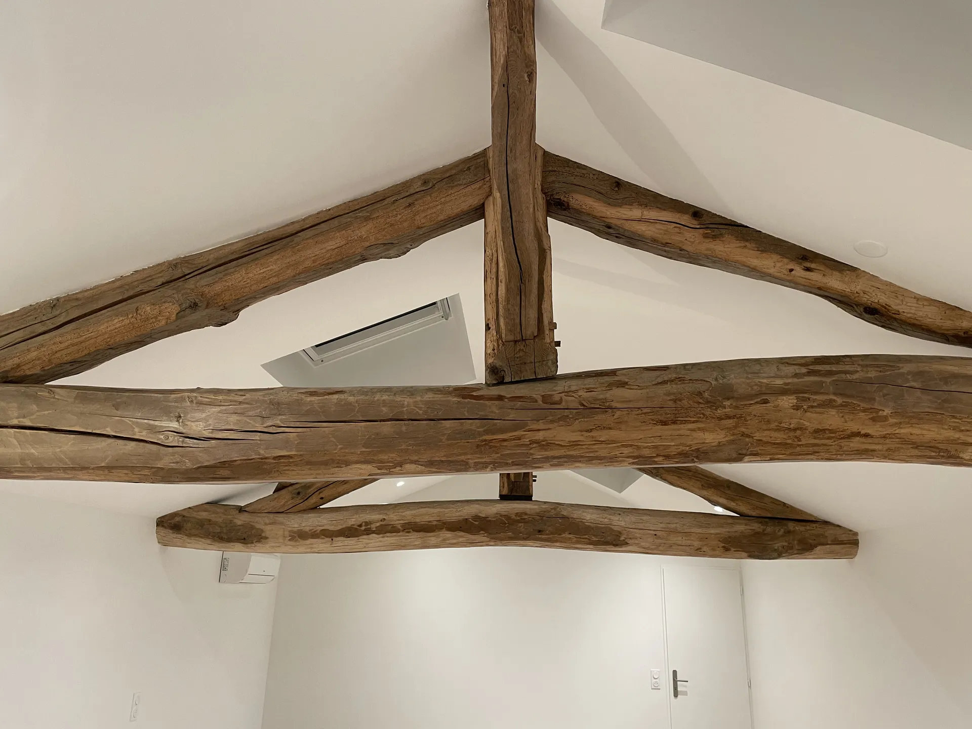 Vieilles poutres en chêne après sablage par aérogommage lors de l’aménagement des combles à Gleizé près de Belleville-en-Beaujolais, révélant le veinage naturel du bois.