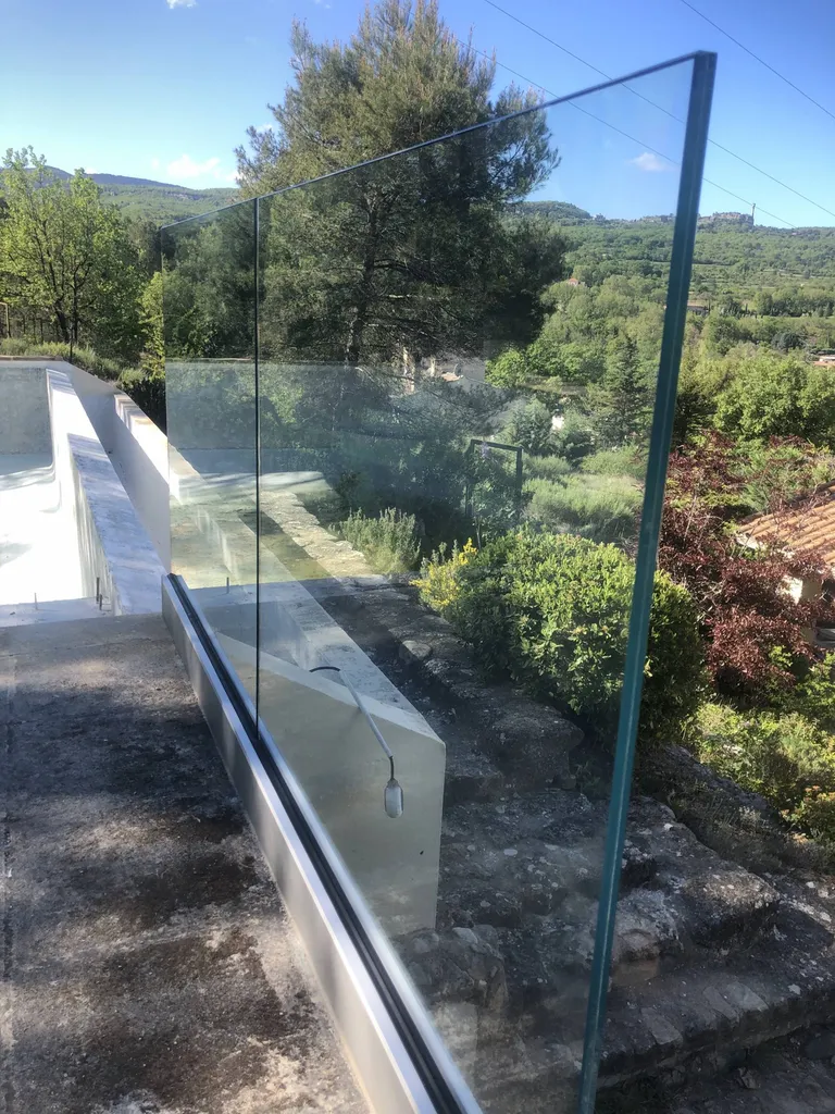 Réalisation d'un garde-corps en verre sur Apt dans le Luberon 84