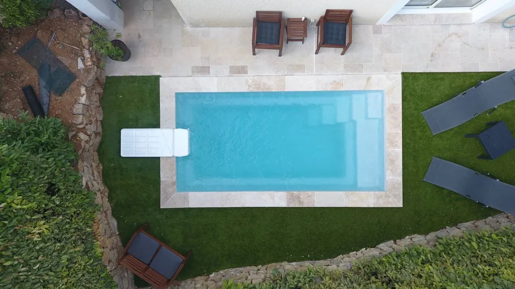 Modèle Krono installé à Hyères avec margelles assorties – idéale pour les zones urbaines du littoral varois