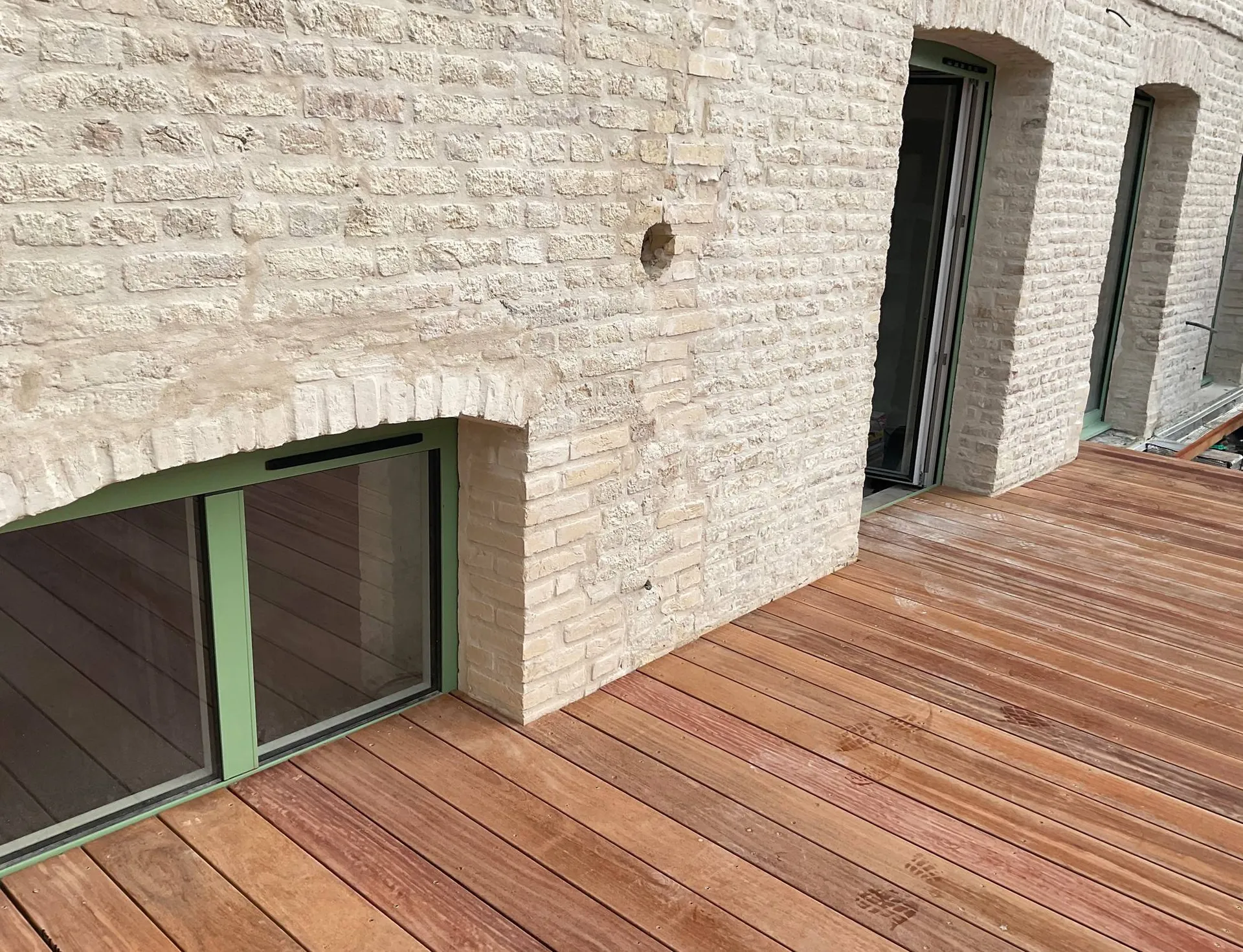 À vendre : Cuisine Moderne - La cuisine moderne et fonctionnelle offre un espace agréable pour préparer de délicieux repas tout en profitant de la convivialité du séjour.