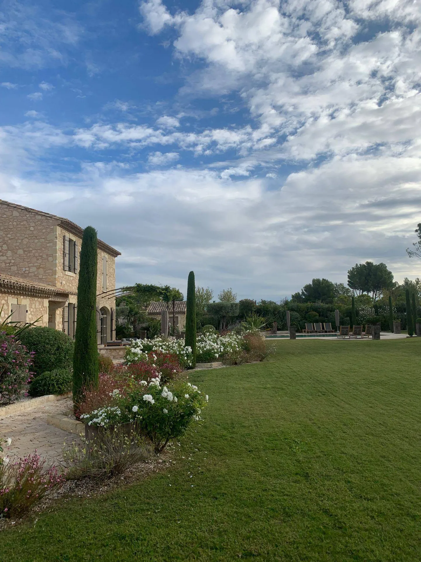 Entretien de jardin par des professionnels à Saint-Rémy-de-Provence 13210, pour des espaces extérieurs impeccables et bien entretenus