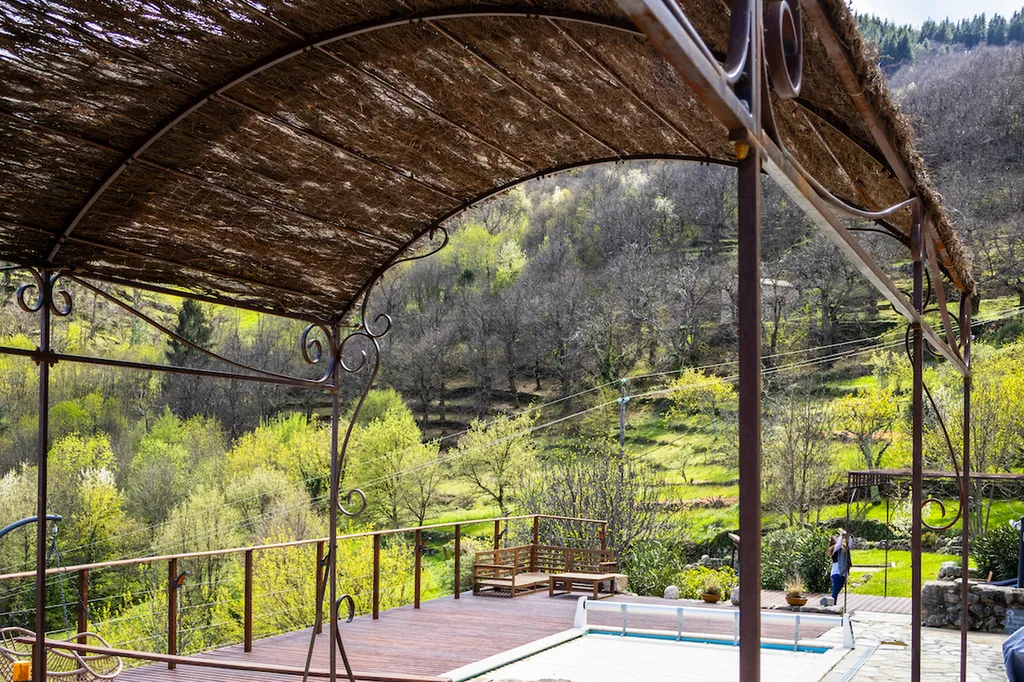 Pergola en fer sur mesure pour ombrager une terrasse avec élégance  en Sud Ardèche