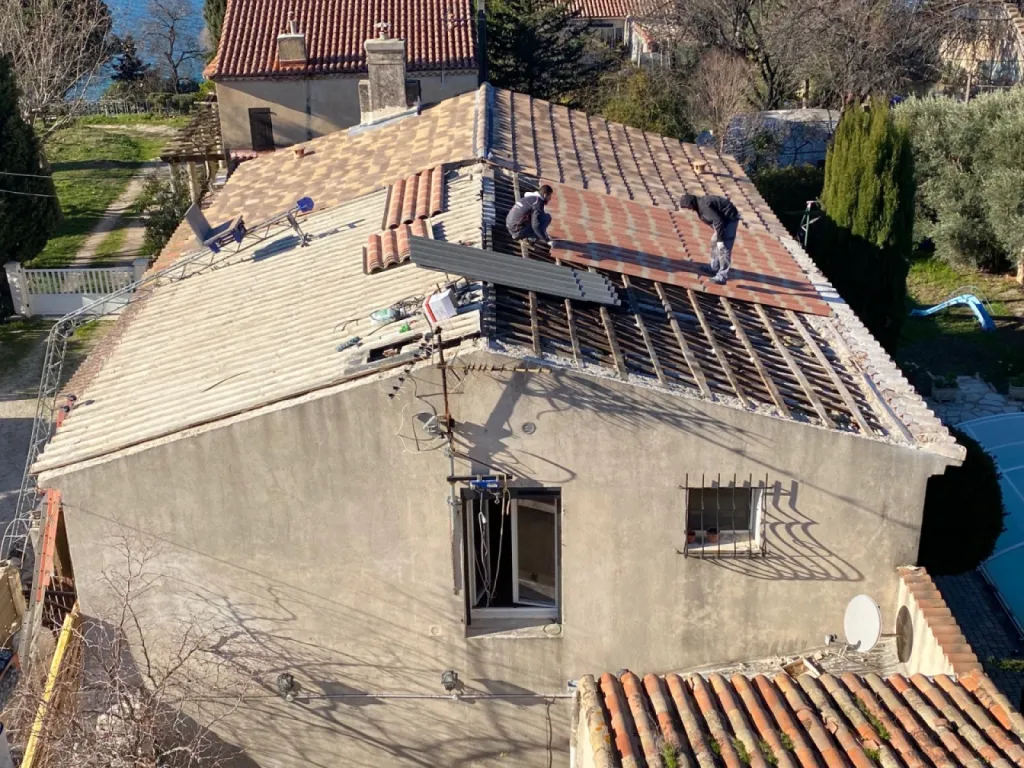 Actuellement en janvier 2022 : Changement d’une toiture en P.S.T Canal près de Martigues