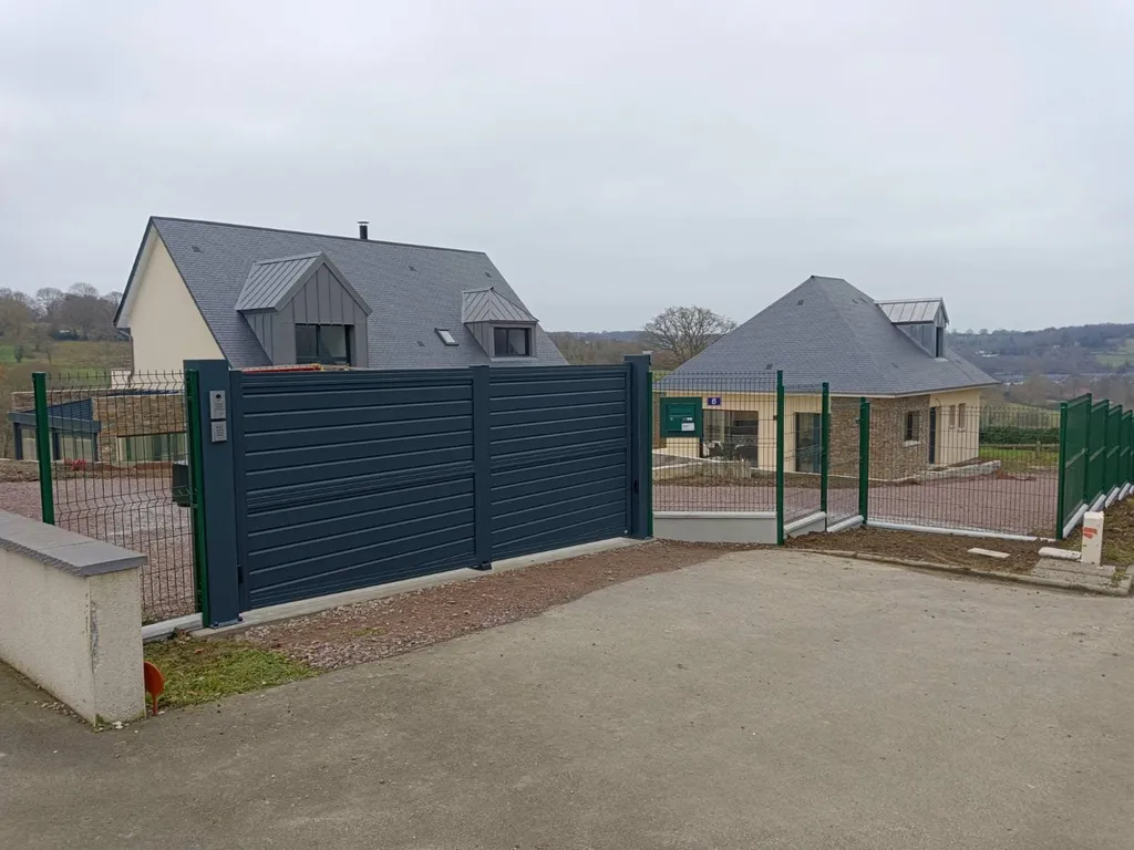 Installation de Portail Alu Battant Motorisé, Modèle Moderne, Sur-Mesure à Deauville dans le Calvados 14 et Trouville-sur-Mer