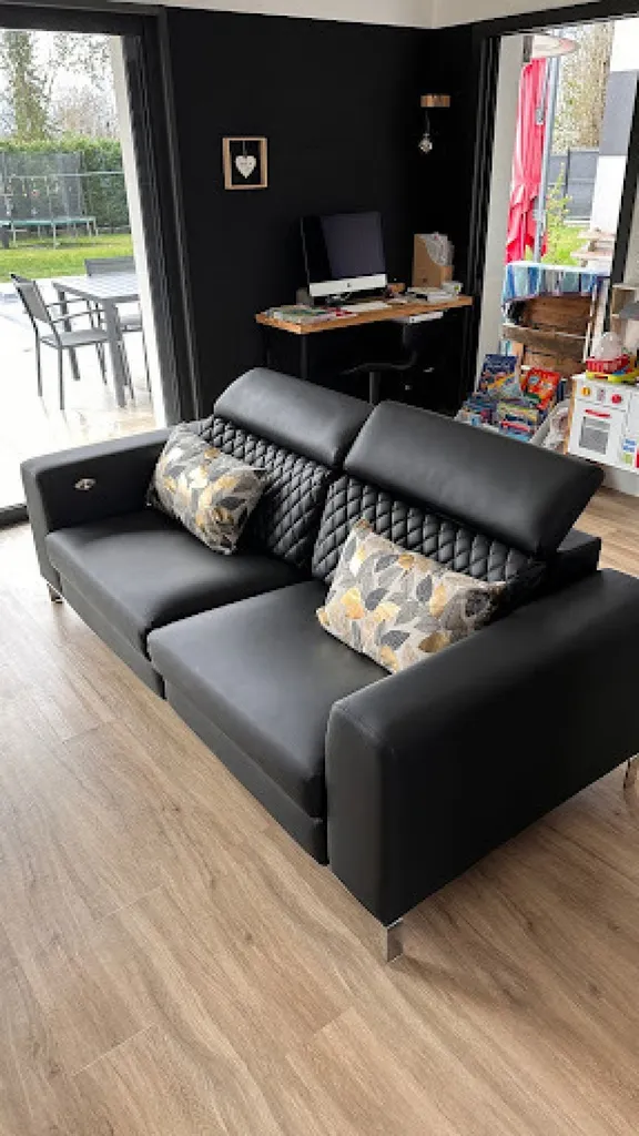 Rénovation d’un canapé en Skaï noir proche de Bordeaux 