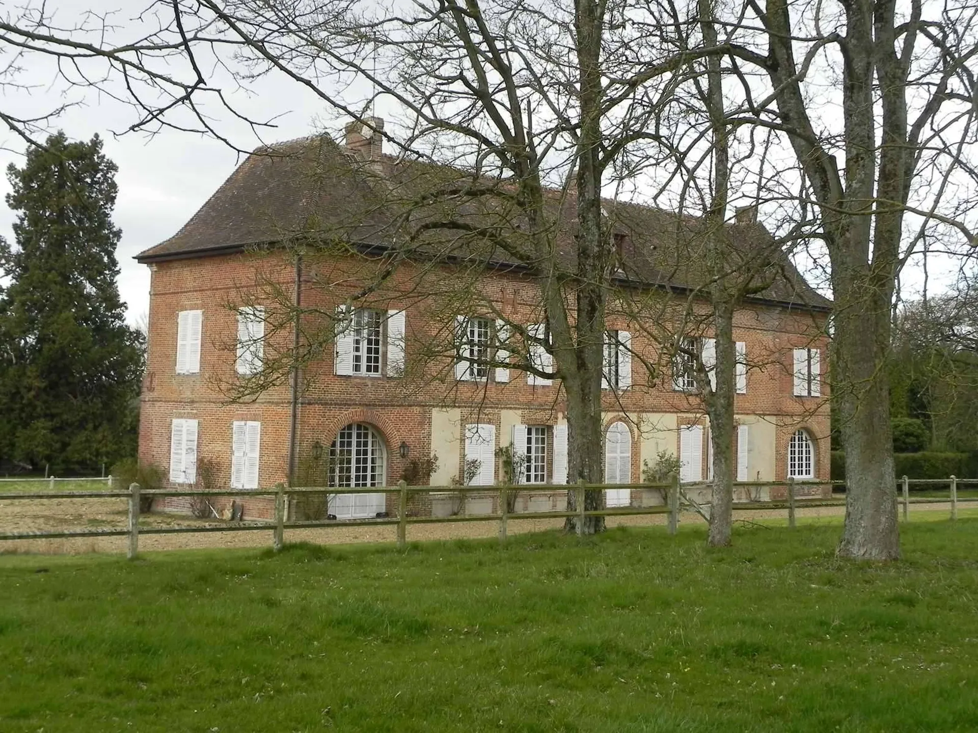 A acquérir, Domaine à vocation équestre et ses installations, installés sur une parcelle de 65 Ha avec herbages et bois, proche dans le Pays d'Auge 14.