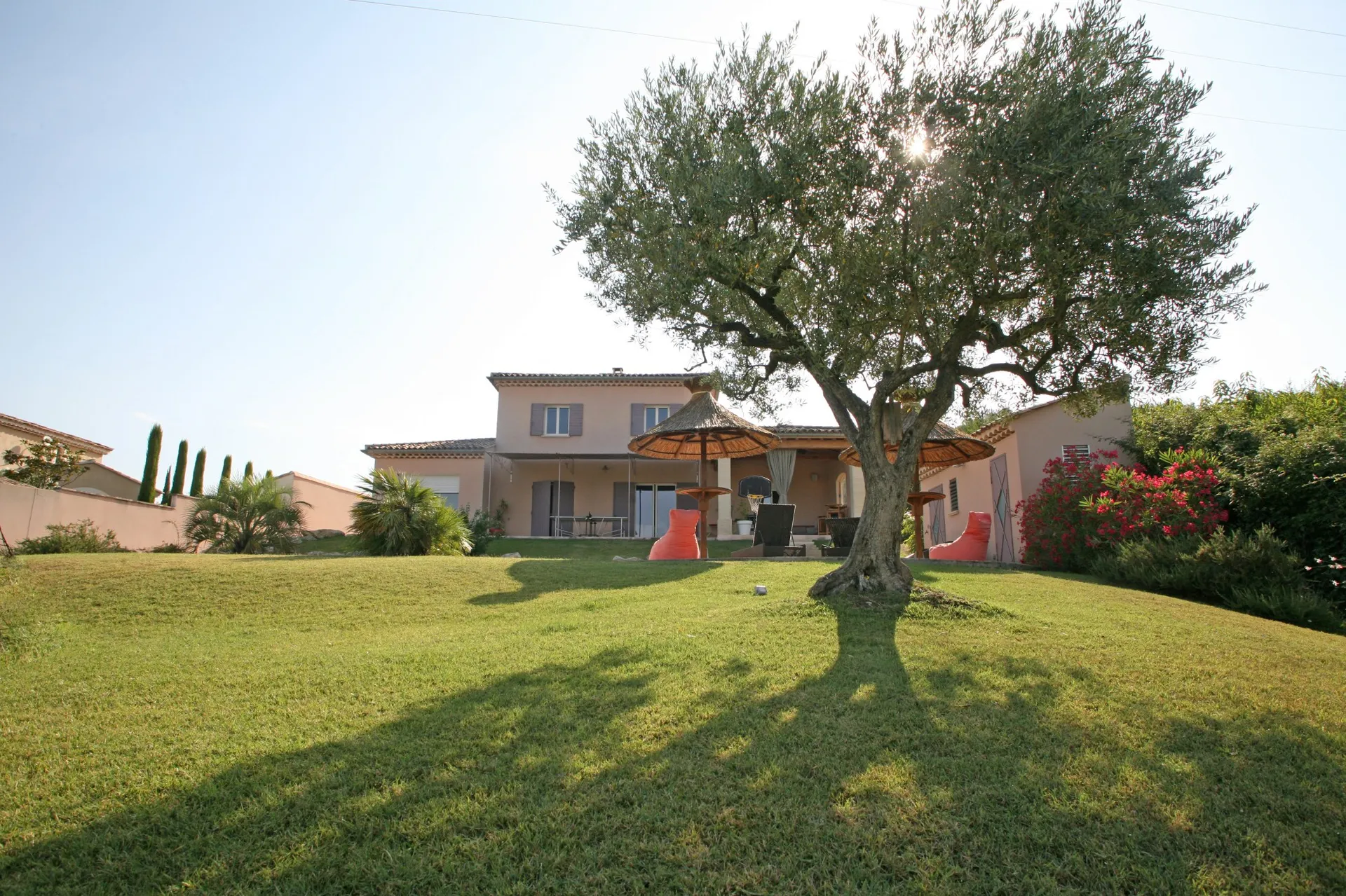 Monts de Vaucluse - Maison traditionnelle avec piscine    
