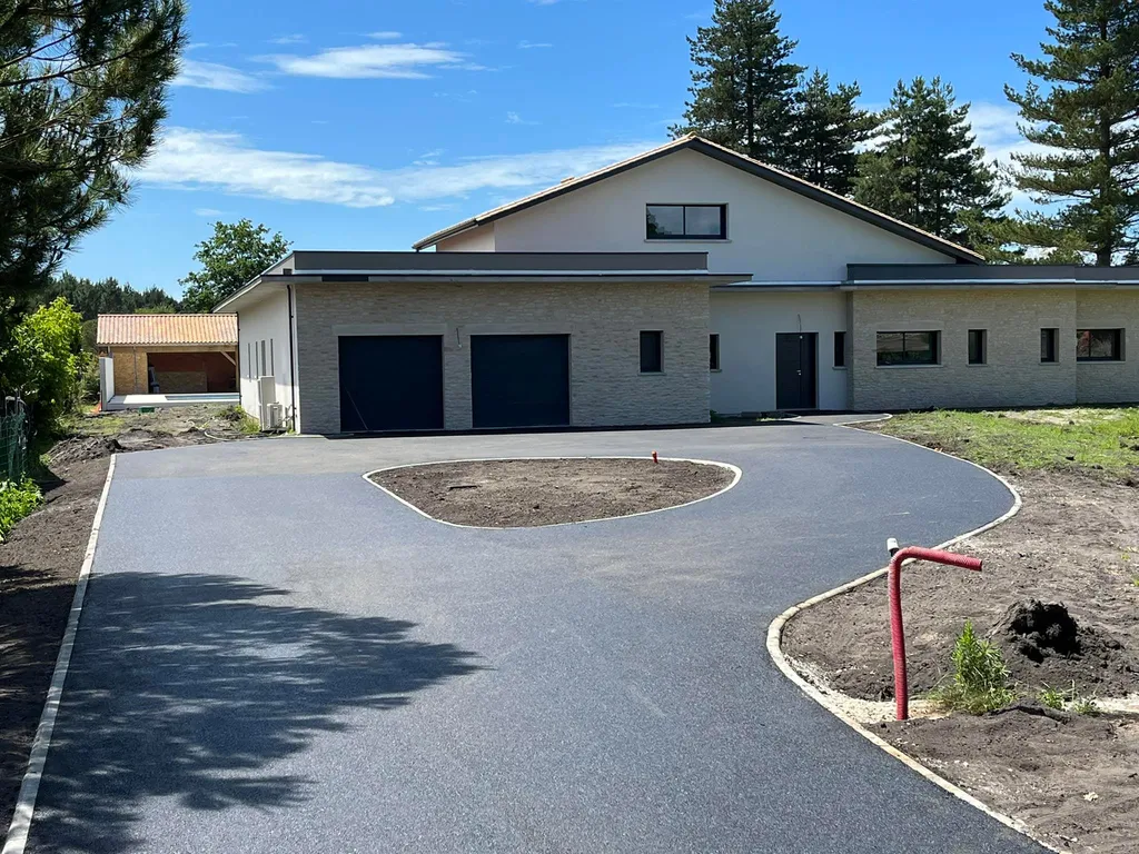 devis pour faire goudronner une allée par une entreprise de terrassement à Hourtin