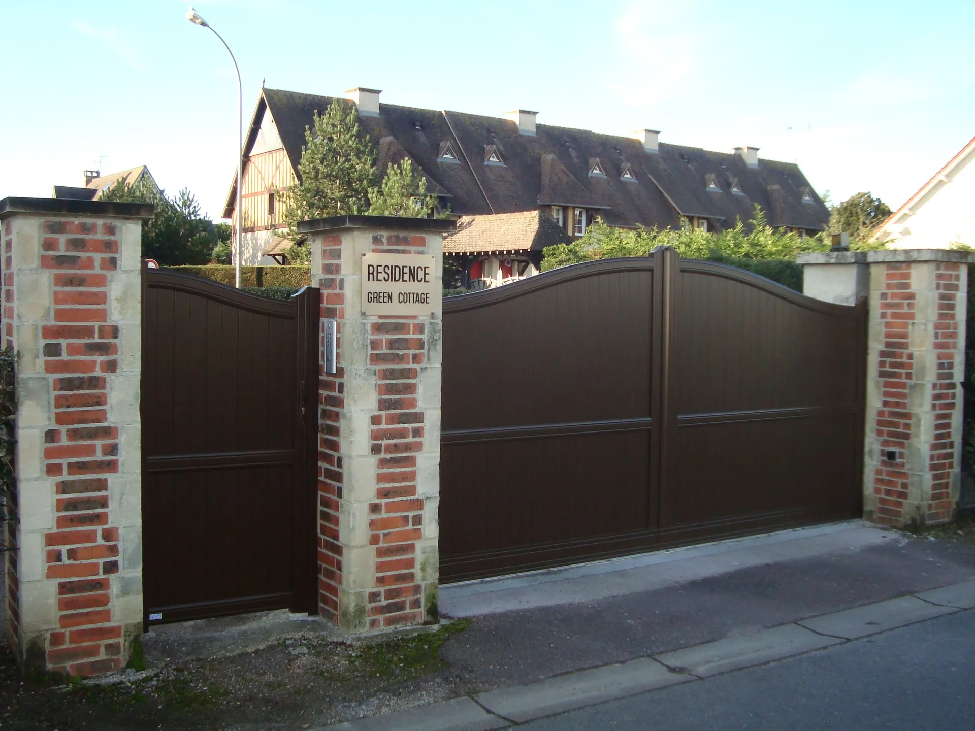 Installation de Portail Aluminium Battant Motorisé, un Modèle Sur-Mesure Design à Rouen en Seine-Maritime 76 et Sotteville-lès-Rouen