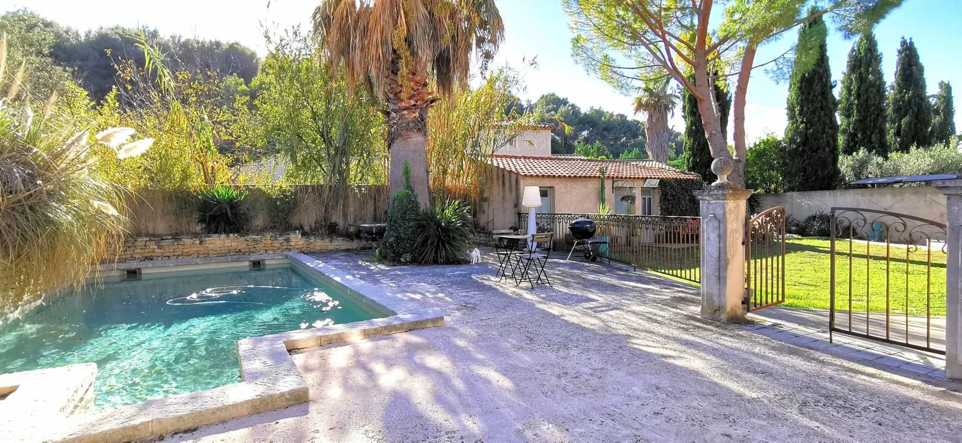 A vendre rez-de-villa T4/5 Cassis  avec terrasses, piscine et garage à 3 kms du port