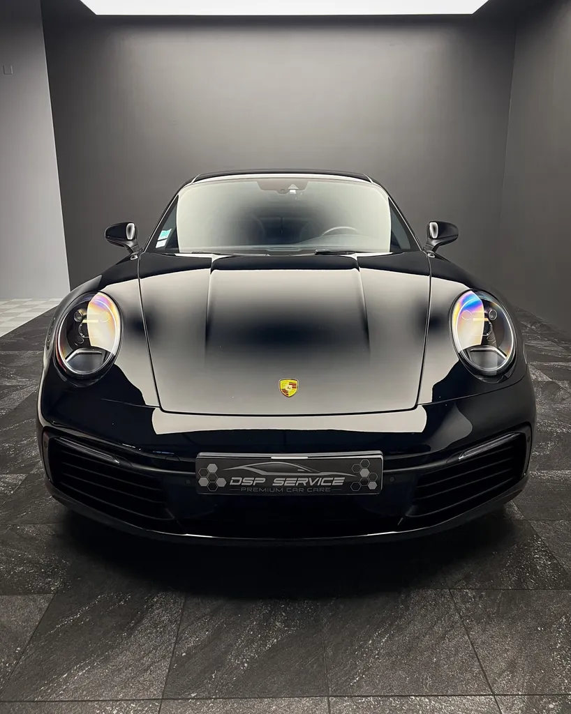Redonner vie à une Porsche 911 992.1 Carrera grâce au lustrage de correction chez DSP Service à Le Mans