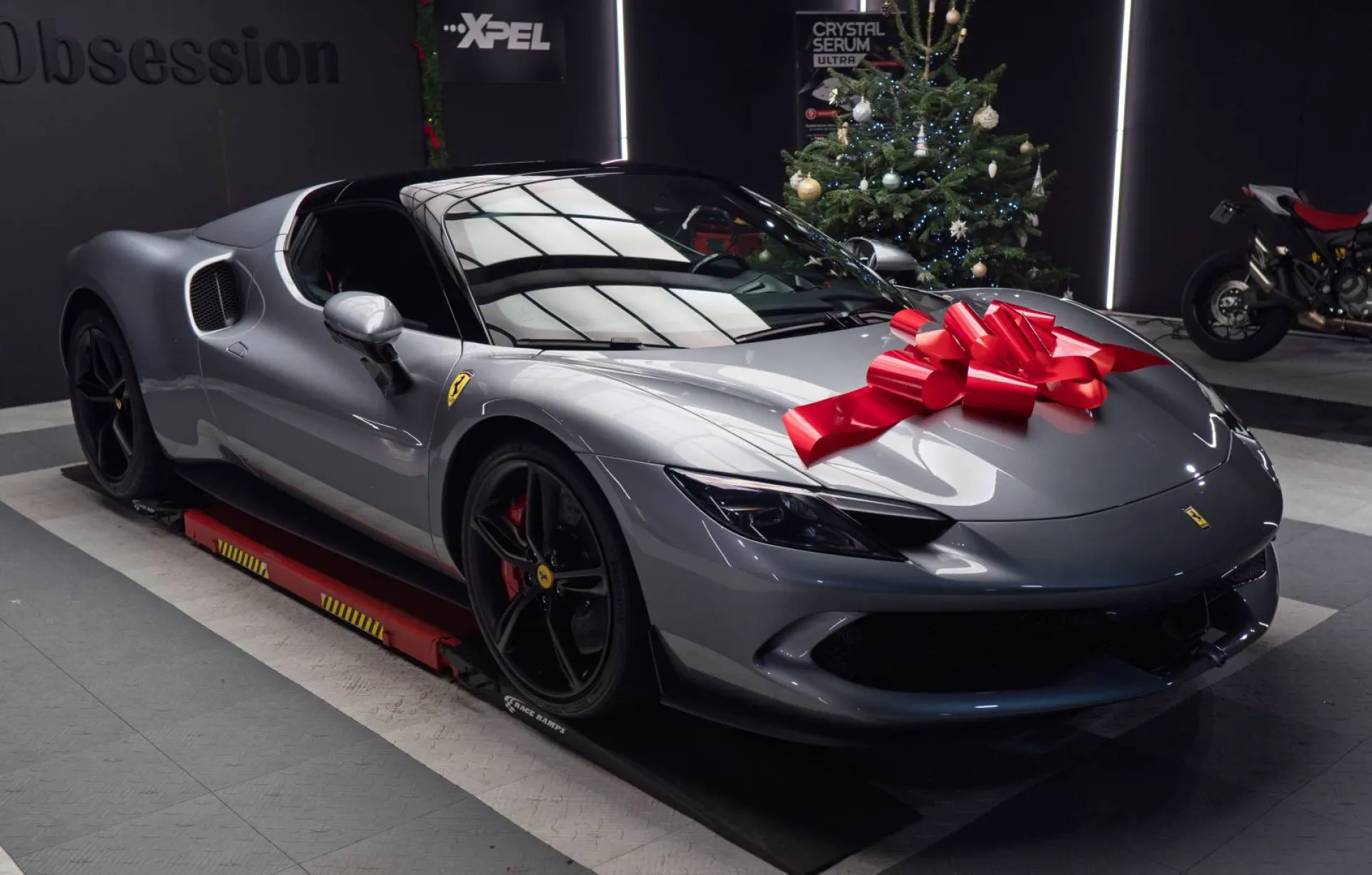 Cette Ferrari 296 GTS bénéficie d’un film de protection PPF XPEL intégral, garantissant une finition impeccable et une protection durable contre les agressions extérieures.