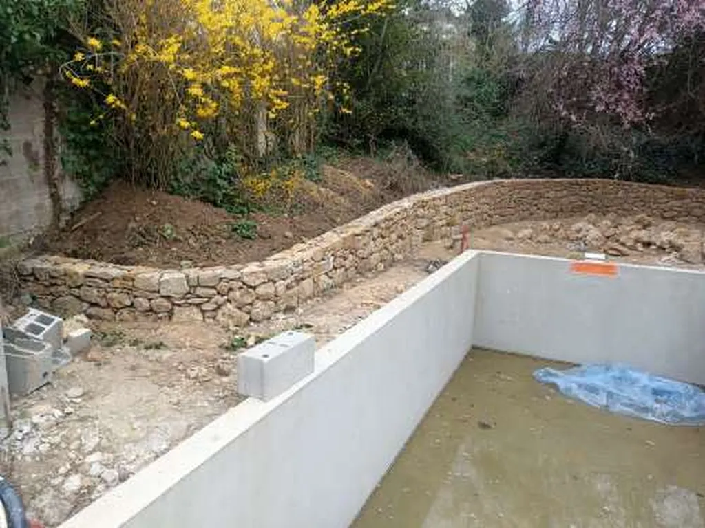 Création de muret en bordure pour délimiter le terrain et apporter un cachet authentique à l’extérieur à Champagne au Mont d'Or