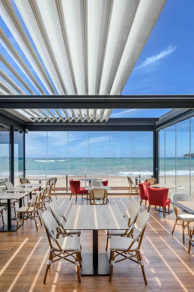 Pergola rétractable isolée terrasse de restaurant à Six Fours les Plages