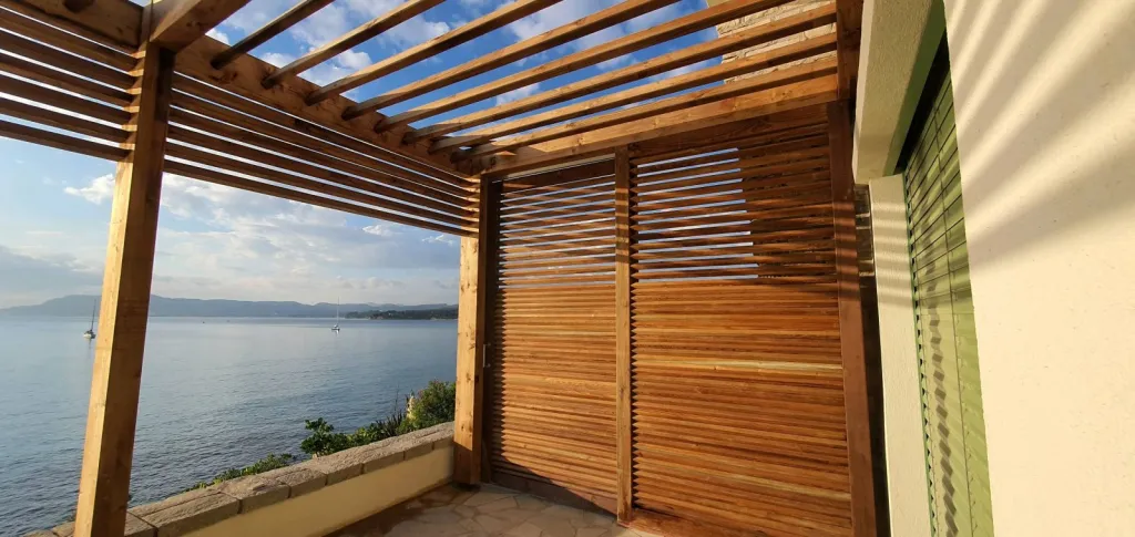 Mise en place de 2 panneaux pour Pare à vent coulissant à Saint Cyr sur mer dans le Var