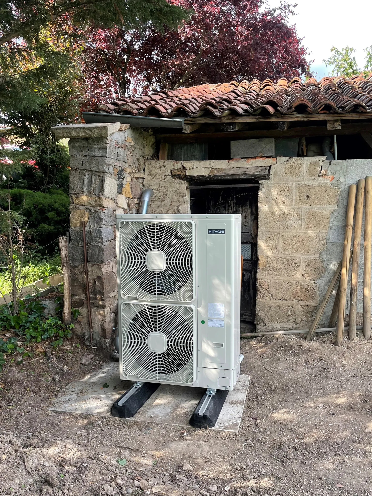 Unité extérieure de pompe à chaleur air/eau captant les calories de l’air pour chauffer efficacement le logement