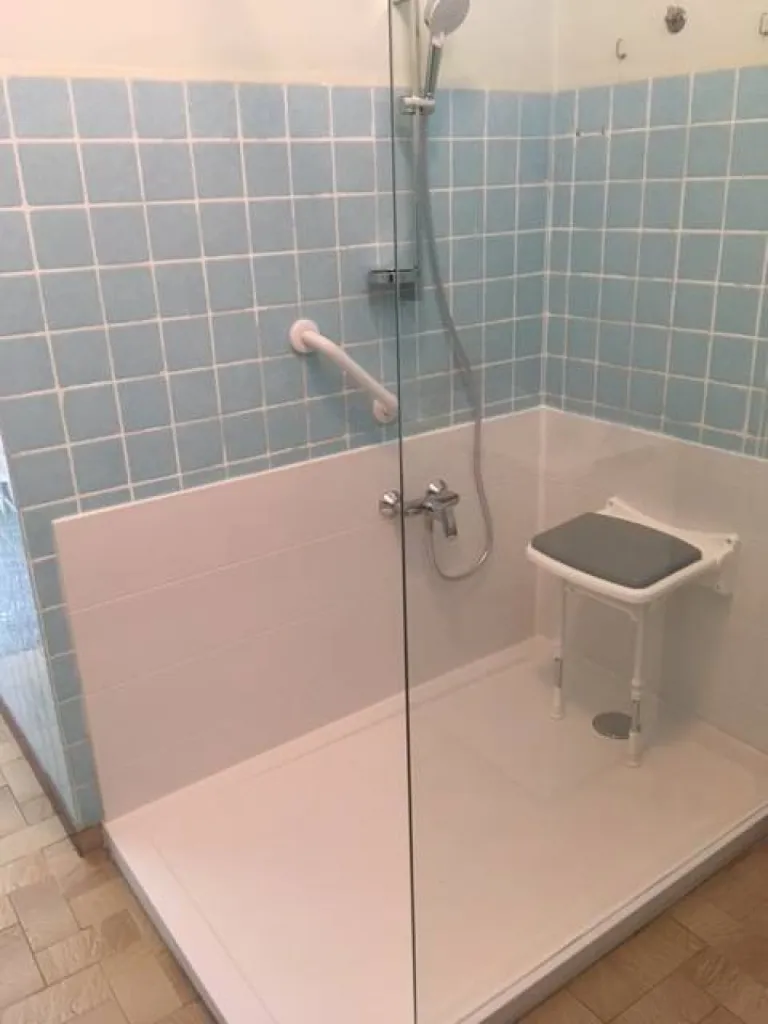 Entreprise spécialisée dans l'installation de Douche sécurisée pas chère Kinemagic de Kinedo sur mesure à Noisy le Grand en Seine Saint Denis (93) IdF