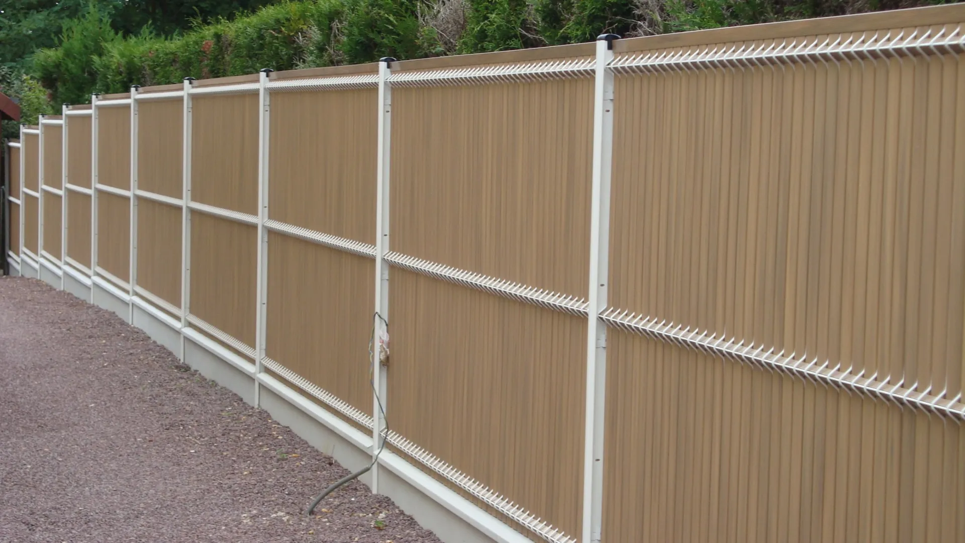 Installation de clôture occultante en lames PVC à Pont l'eveque 14