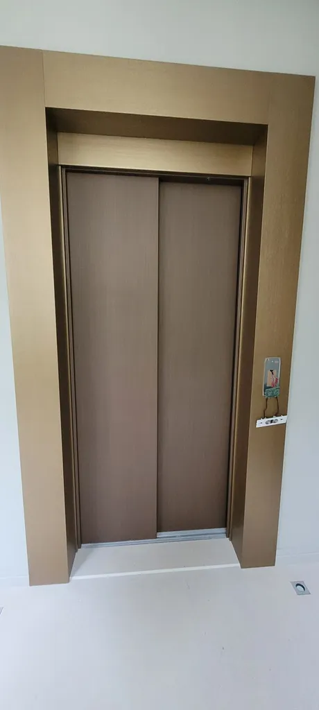 Habillage Coverstyl sur portes d'ascenseur et garage exterieur sur Cannes 