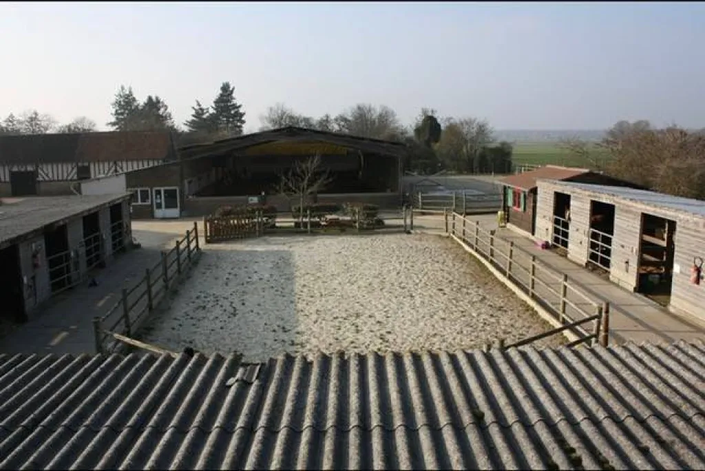 A vendre propriété équestre édifiée sur un terrain de 80 000 m² sur la commune de LES BAUX DE BRETEUIL 27160