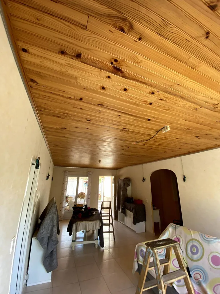 Cacher le lambris bois ou PVC par un plafond tendu dans un salon - Revel  Plafonds Tendus Occitans Lacroix-falgarde