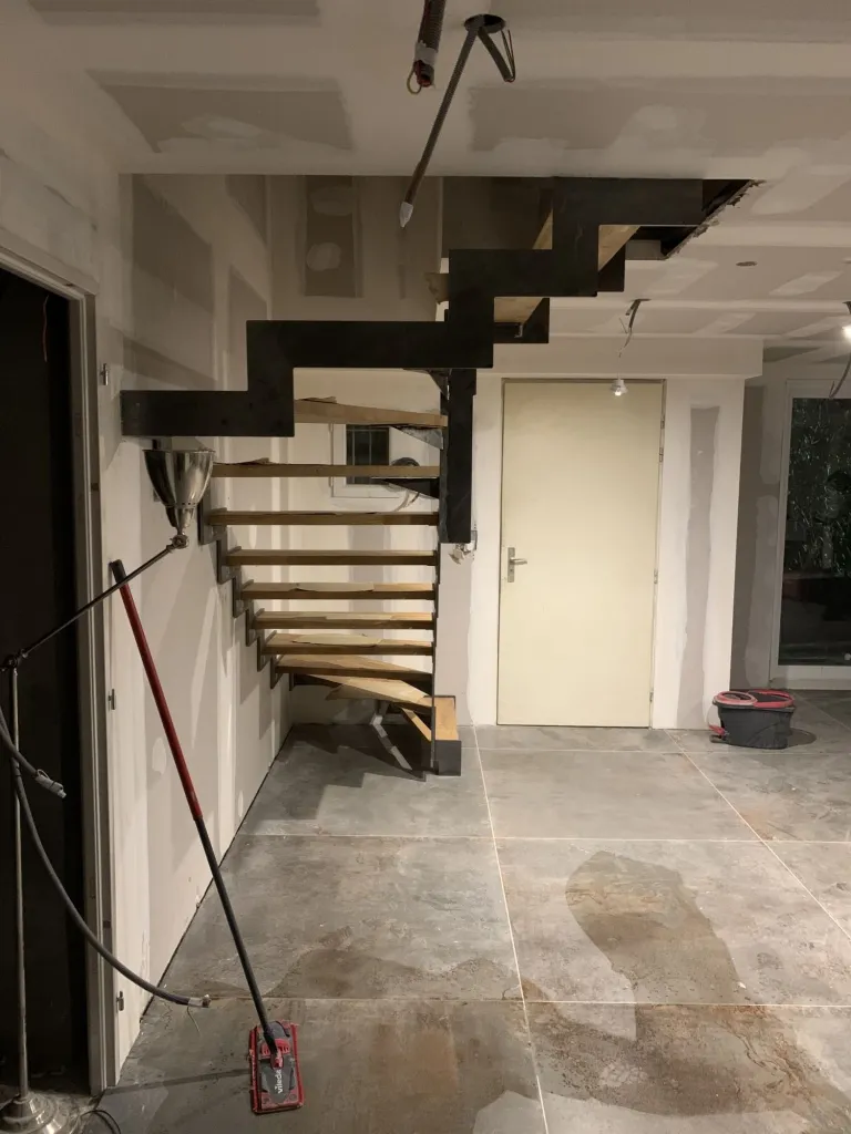 Création et pose d'un escalier avec limons à crémaillères à Rousset