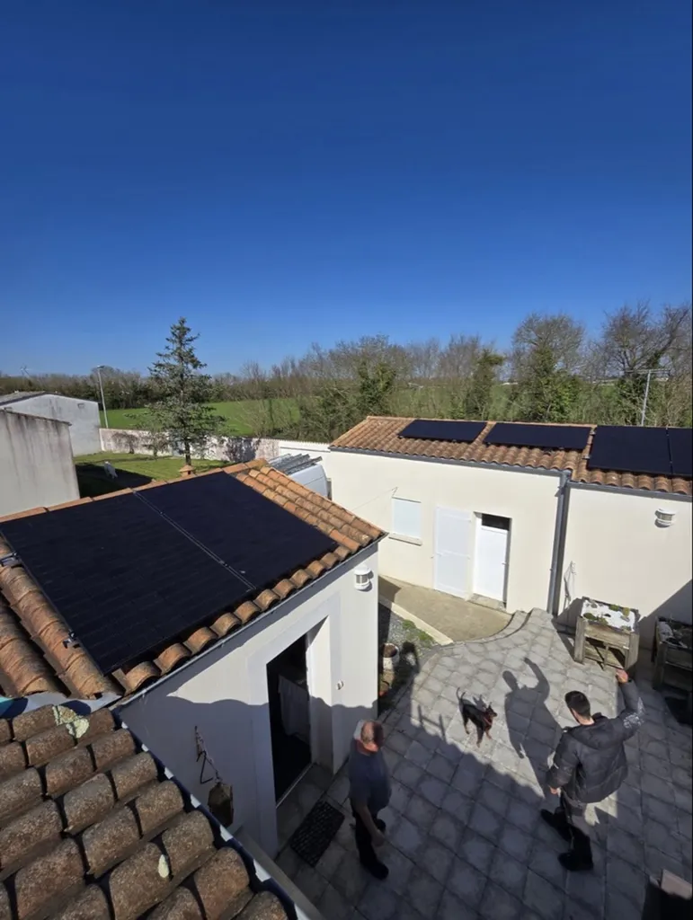 Installation de panneaux photovoltaiques 6KW avec stockage batteries physique sur une maison à exposition multiple à Latresne 33360