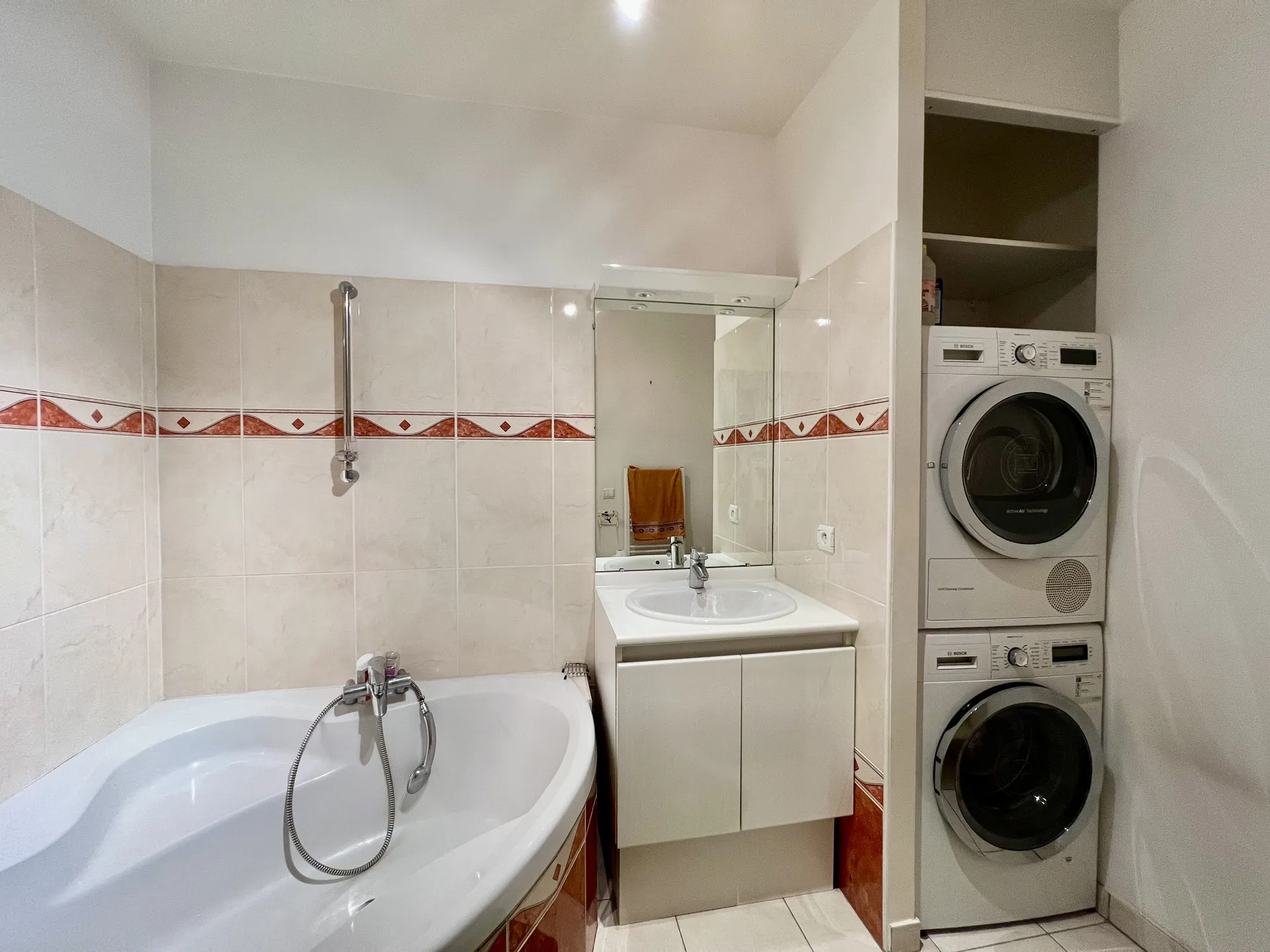A vendre appartement centre du Vésinet avec 2 chambres climatisation une jolie terrasse sans vis à vis parking double en sous sol et ascenseur