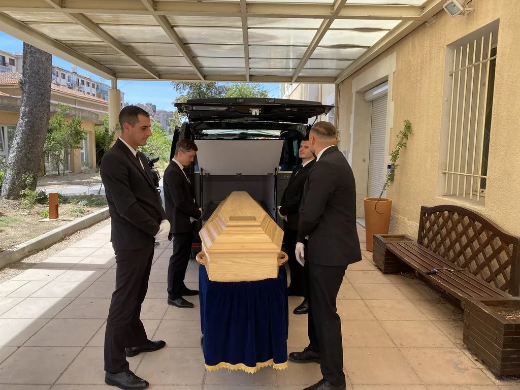 Rapatriement de corps à Alger depuis Marseille 13005 : organiser le transport de cercueil vers l'Algérie avec prise en charge au Cimetière Saint-Pierre.
