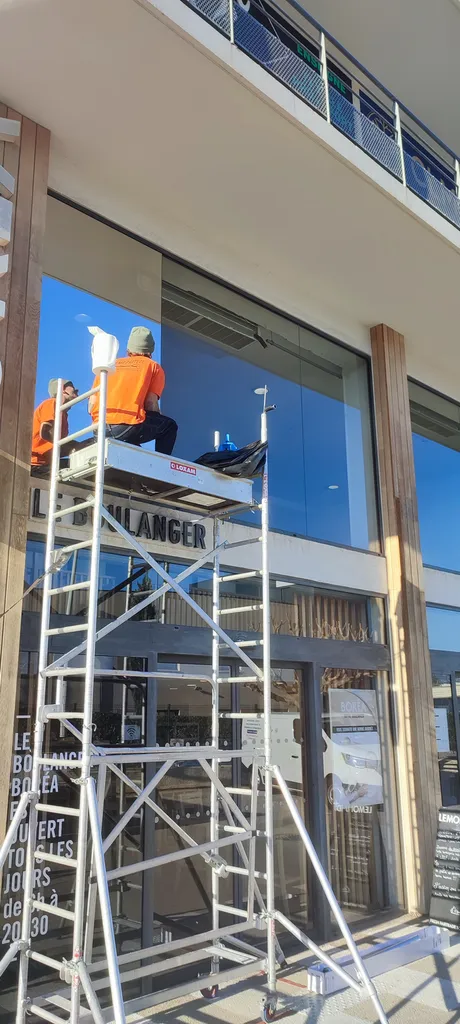 Film solaire miroir sans tain de type Vista 90 xc pour vitres de commerce à Aix en Provence – Confidentialité visuelle et confort thermique en région PACA