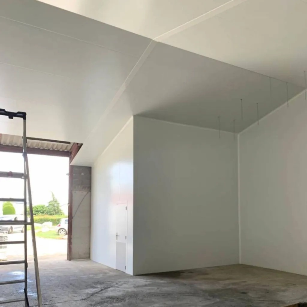 chambre froide finie, point de vue de la porte de la chambre froide sur l'extérieur 