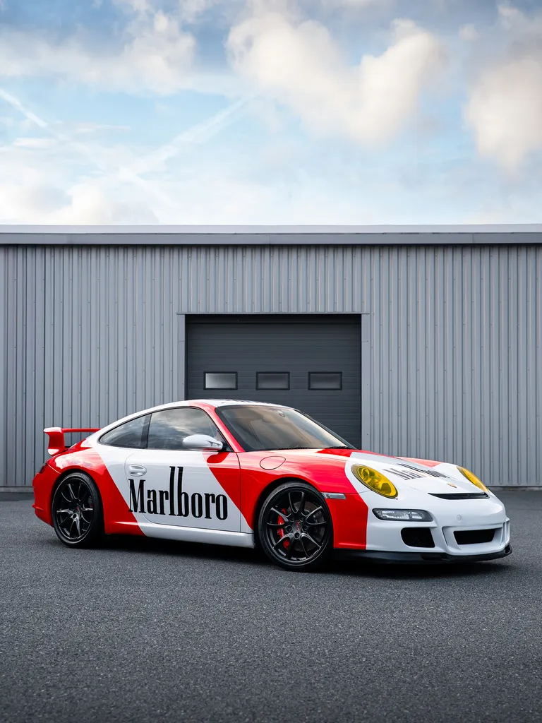 Décoration inspirée de l'univers Marlboro sur cette Porsche 911 997 GT3