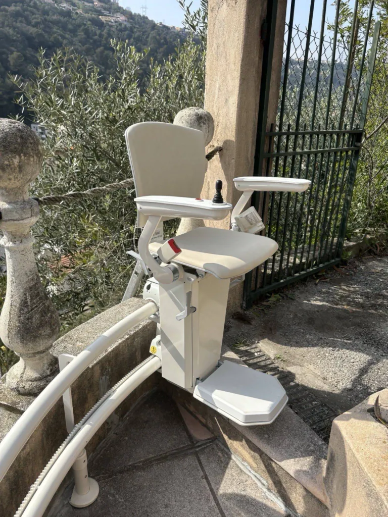 En extérieur et esthétique ce fauteuil monte-escalier OTOLIFT TWO en extérieur dans escalier courbe de 30 m de long à Fréjus