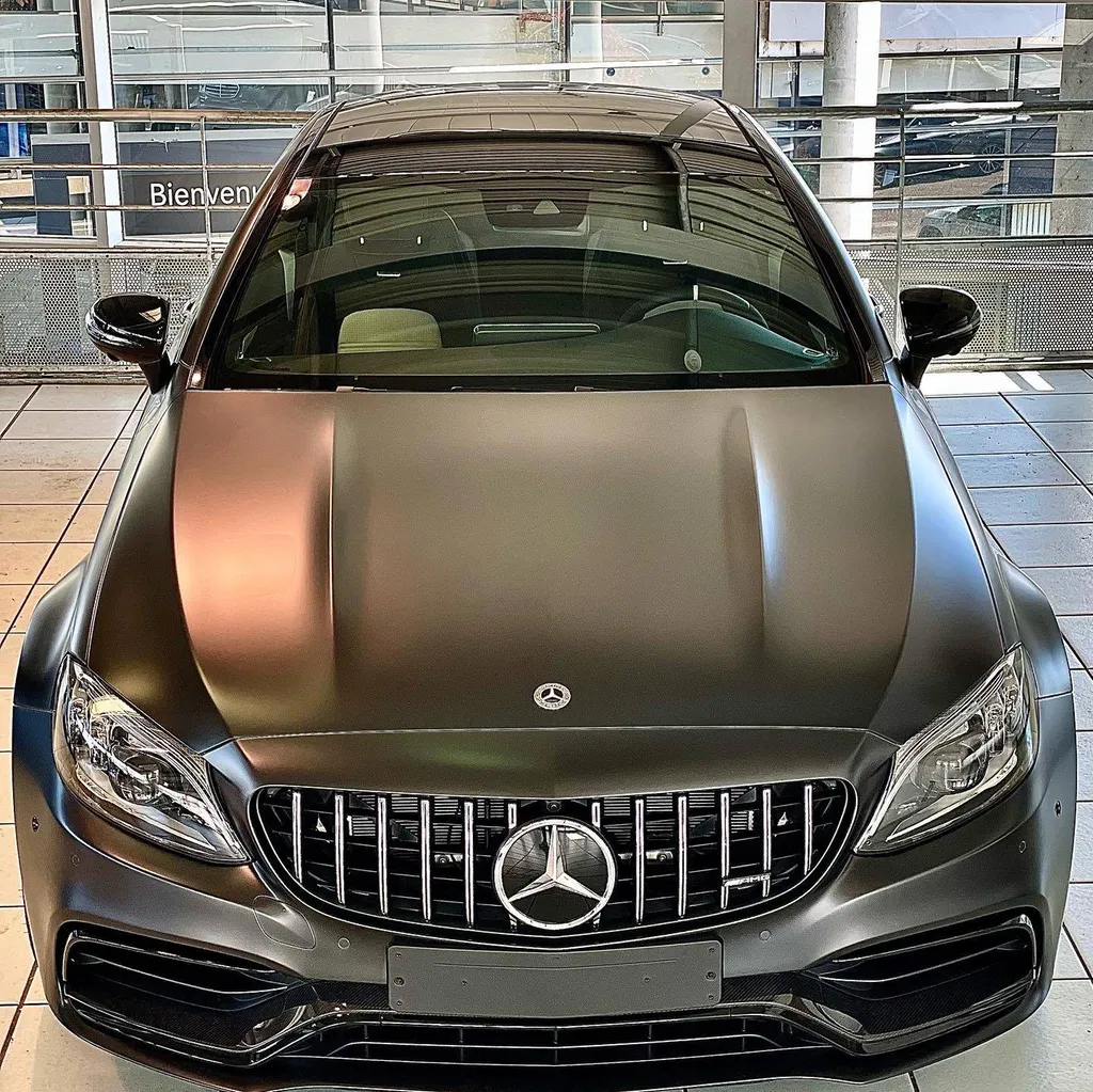 Pose de protection PPF sur la carrosserie d'une Mercedes C63 S AMG à Lyon dans le Rhône