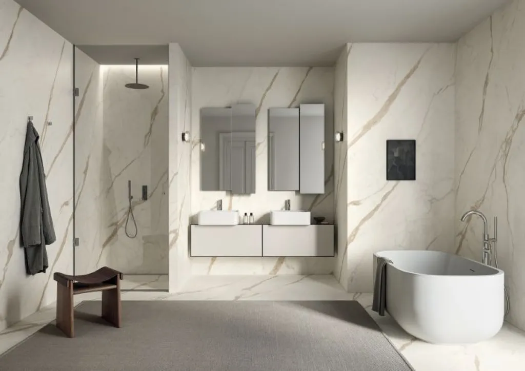 En Seine-Maritime, le carrelage rectifié MARBLE TOUCH s’harmonise avec la lumière pour créer des ambiances chaleureuses et sophistiquées.