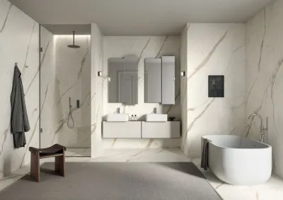 En Seine-Maritime, le carrelage rectifié MARBLE TOUCH s’harmonise avec la lumière pour créer des ambiances chaleureuses et sophistiquées.