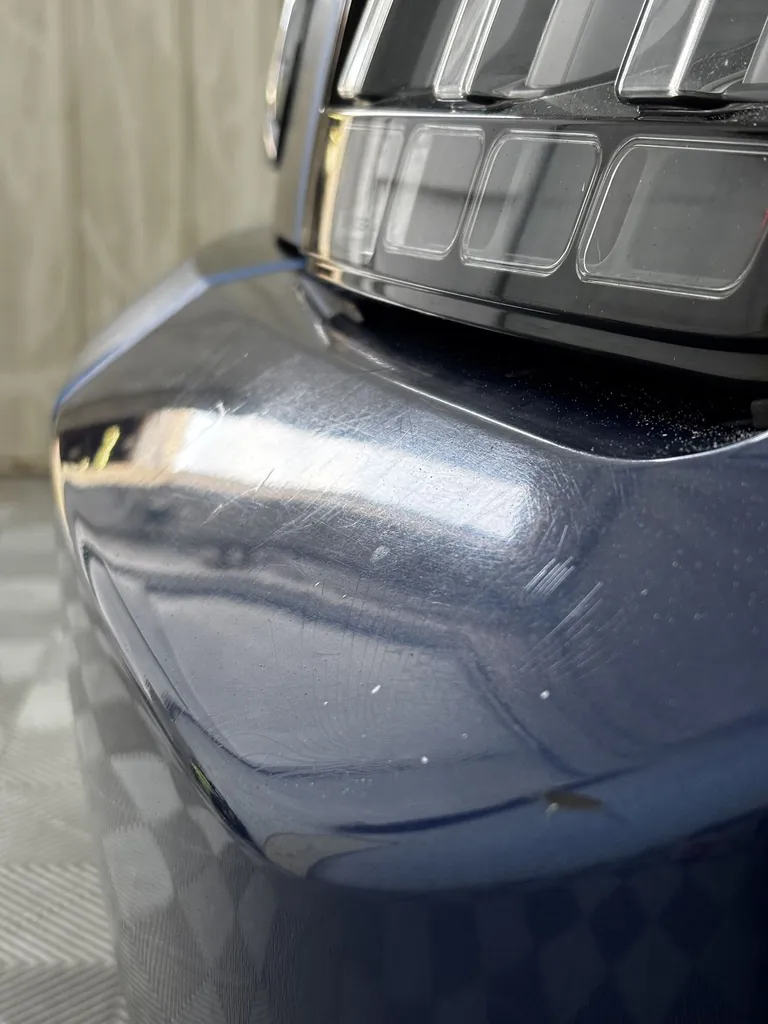 Traitement céramique pour protéger la carrosserie d'une Mustang bleu électrique avec lustrage et dégraissage à Lyon dans le Rhône