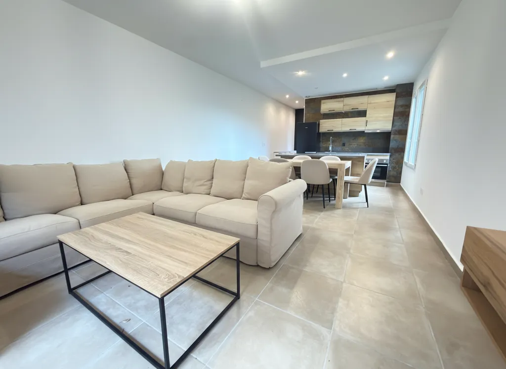 Salon spacieux et lumineux