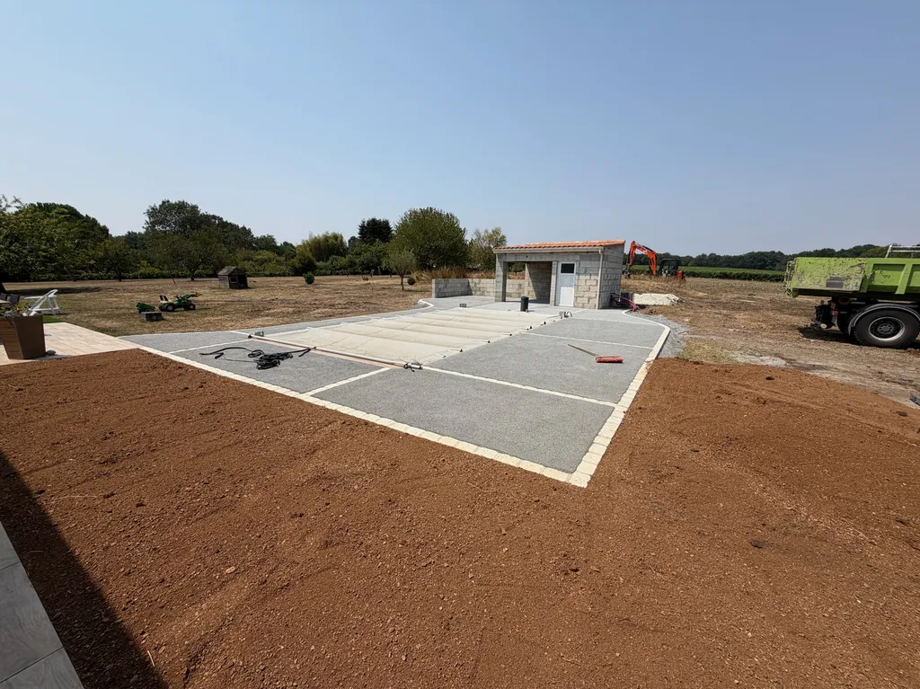 Terrasse autour d’une piscine en béton drainant 