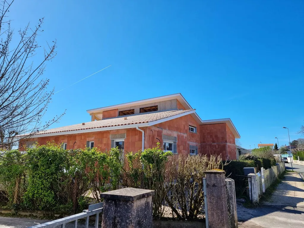 Réalisation d'une charpente industrielle en bois pour une maison neuve sur la commune de Cubzac les Ponts