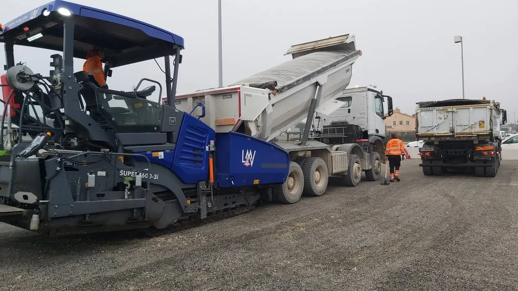 Réfection d'un parking en enrobé de bitume noir à Chateaurenard dans les Bouches du Rhône