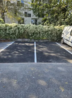Entreprise de terrassement dans l'Ain pour démolition d'un ancien enrobé pour mise en œuvre d'un nouveau enrobé et marquage au sol dans un parking de copropriété à Divonne-les-Bains